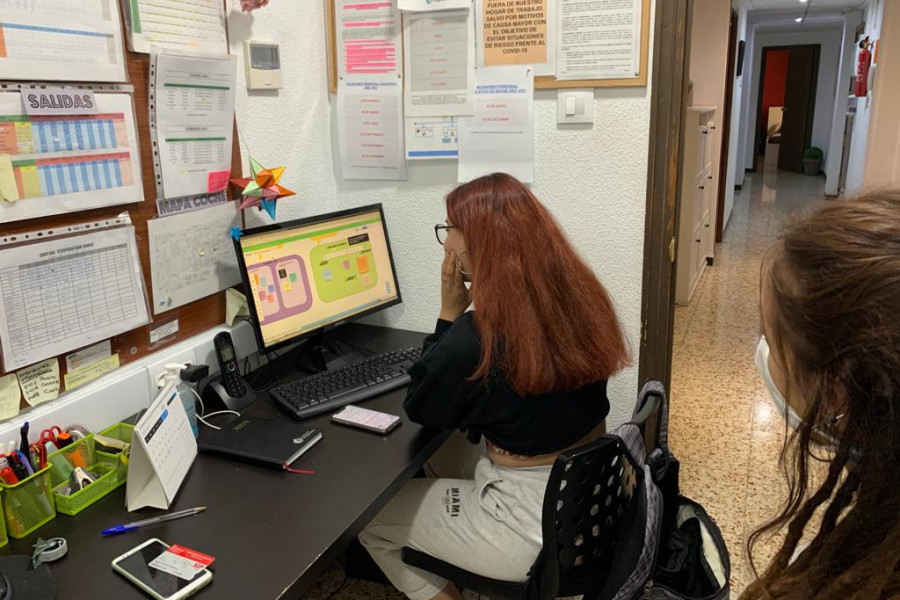 Una joven atendida en el Hogar ‘El Palmeral’ de Elche (Alicante) participa en una reunión online de la Plataforma de Infancia 