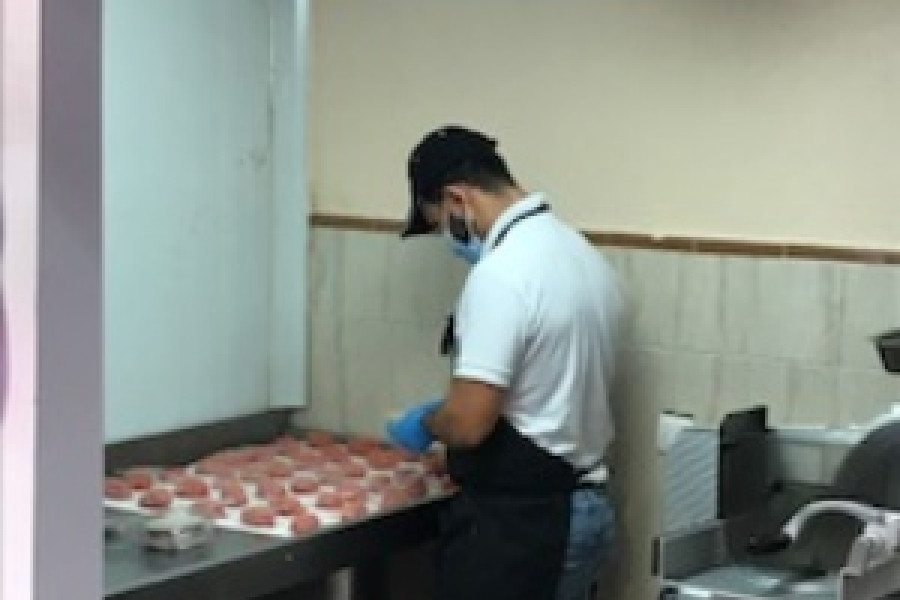Un joven atendido en el centro de internamiento ‘Odiel’ de Huelva inicia unas prácticas formativas en una carnicería de la ciudad. Fundación Diagrama. Andalucía 2021.