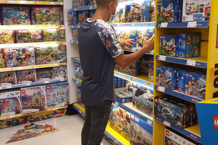 Un joven atendido en el centro ‘Odiel’ de Huelva comienza unas prácticas formativas en la tienda de juguetes Toys R Us de la localidad. Fundación Diagrama. Andalucía 2020.