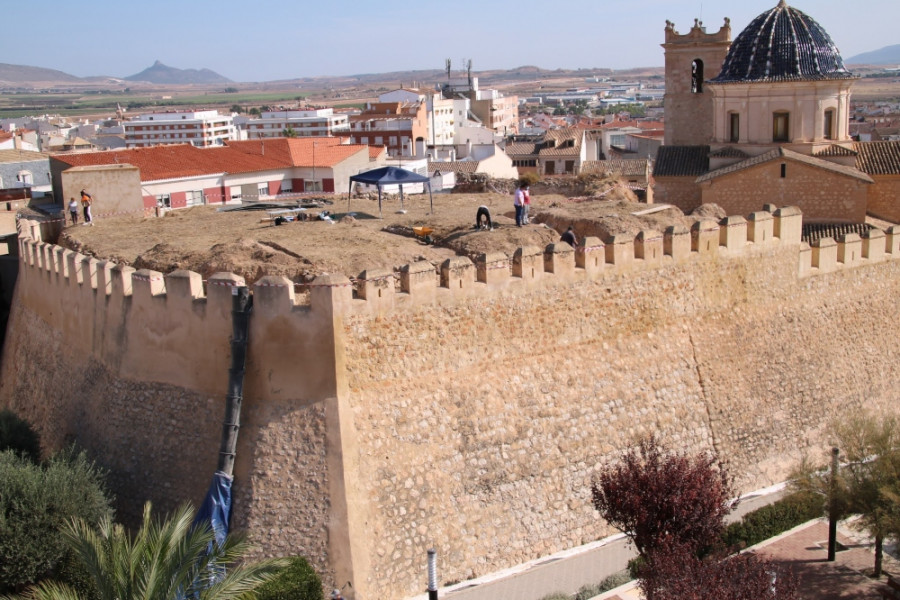 Un joven atendido en el hogar ‘Alácera’ de Caudete (Albacete) participa en un voluntariado cultural en el Castillo de la localidad. Fundación Diagrama. Castilla-La Mancha 2020.