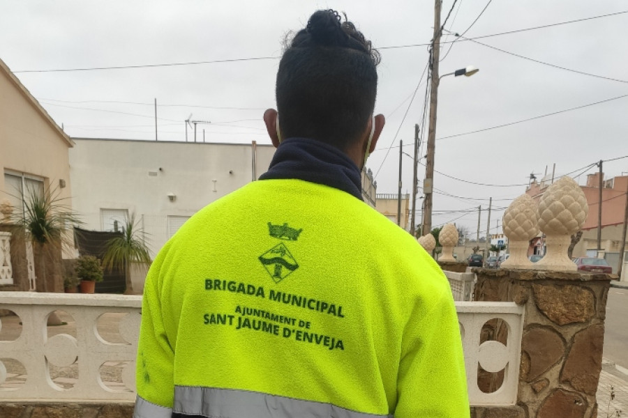 Un joven atendido en el Servicio de Primera Acogida ‘Ullals II’ de Sant Jaume d'Enveja firma su primer contrato laboral