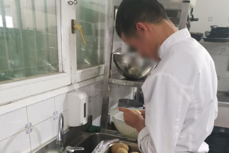 Un joven atendido en el Centre d'Acollida del Montsià de Amposta (Tarragona) es contratado como ayudante de cocina en Delta Hotel. Fundación Diagrama. Cataluña 2019. 