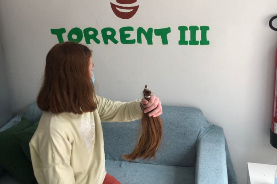 Una joven de la residencia ‘Torrent III’ (Valencia) colabora en una donación de pelo con fines solidarios para personas afectadas por el cáncer
