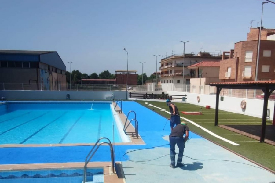 Un joven del SPAAI ‘Ullals III’ contratado por el Ayuntamiento de Ulldecona (Tarragona) colabora en la puesta a punto de la piscina municipal