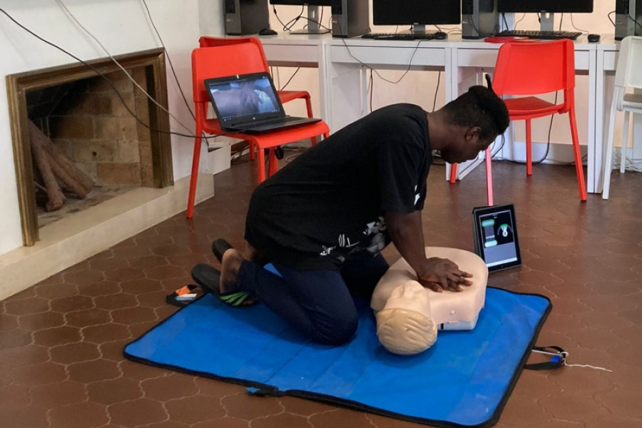 Los jóvenes atendidos en el Servicio de Primera Acogida ‘Llavaneres’ de Sant Andreu de Llavaneres (Barcelona) realizan un taller sobre primeros auxilios