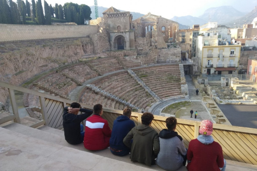 Los jóvenes acogidos en el hogar ‘Ankaso Alguazas’ de Murcia realizan una visita al Teatro Romano de Cartagena. Fundación Diagrama. Murcia 2018.