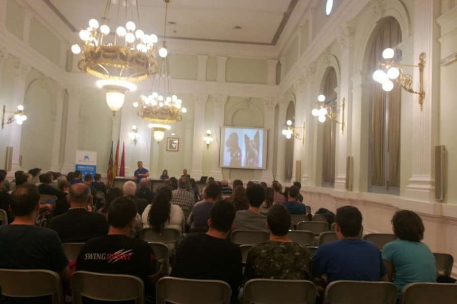 Los jóvenes atendidos en el centro ‘Anassim’ de Llanera de Ranes (Valencia) reciben la visita del campeón paraolímpico David Casinos. Fundación Diagrama. Comunidad Valenciana 2019. 