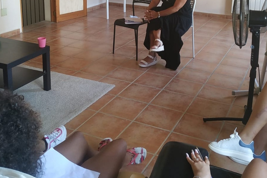 Las jóvenes atendidas en el Hogar ‘Els Cavallets I’ de Felanitx reciben la visita de María Ángeles Fernández, directora insular de Menors i Família del IMAS. Fundación Diagrama. Islas Baleares 2020.