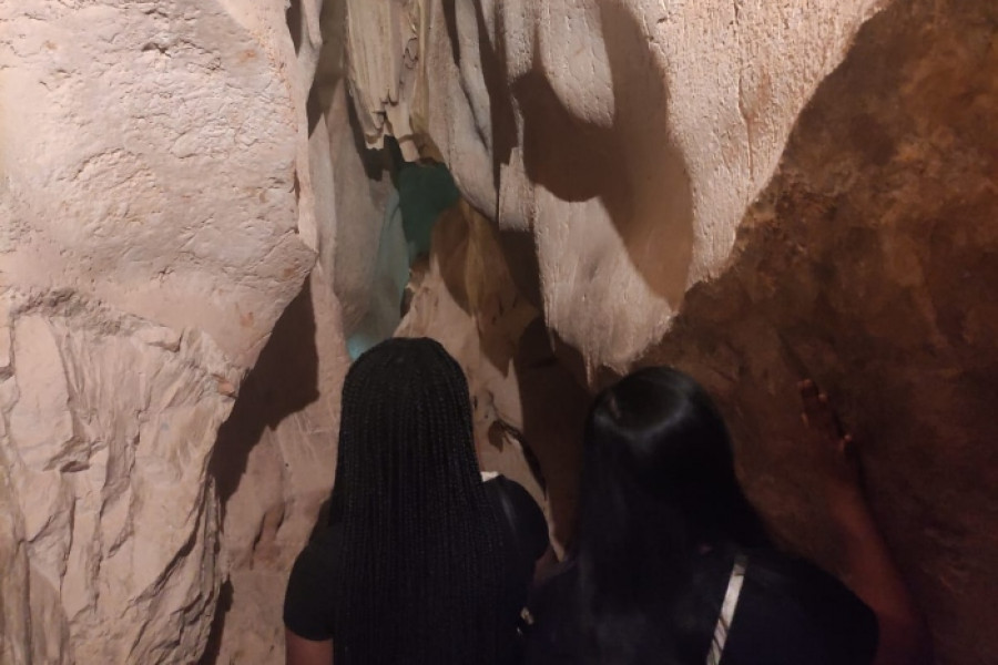 Las jóvenes atendidas en el recurso residencial ‘Kyra’ de Málaga visitan la Cueva del Tesoro en la localidad de Rincón de la Victoria. Fundación Diagrama. Andalucía 2022.