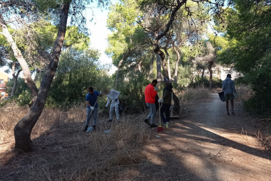 Jóvenes atendidos en la casa de emancipación ‘Las Canteras’ de Puerto Real (Cádiz) realizan una acción de voluntariado medioambiental en el municipio. Fundación Diagrama. Andalucía 2020.