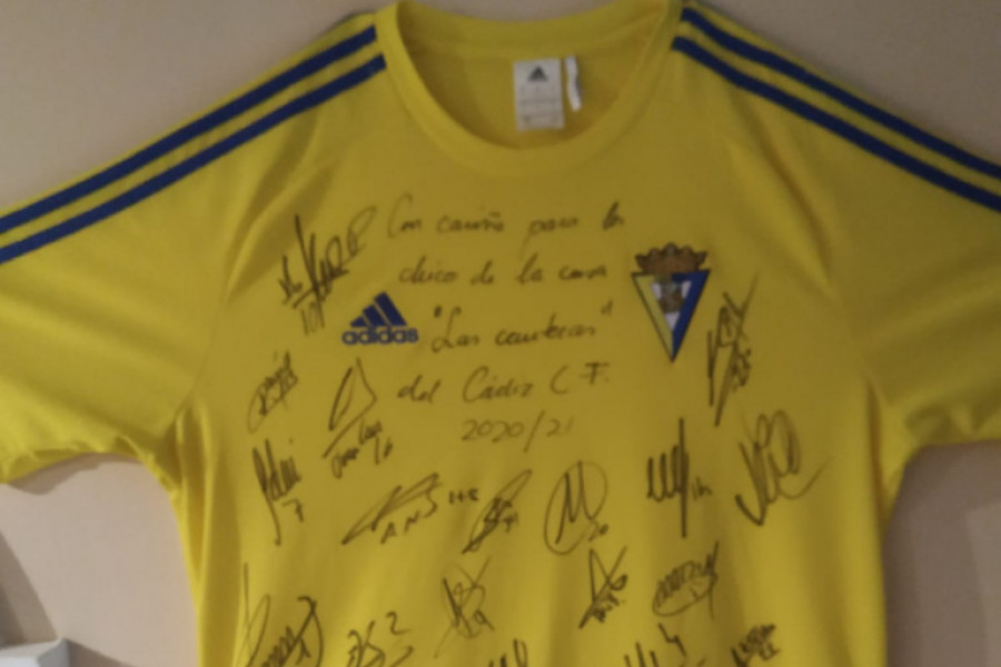 Los menores atendidos en la casa de emancipación ‘Las Canteras’ de Puerto Real reciben una camiseta firmada del Cádiz Club de Fútbol