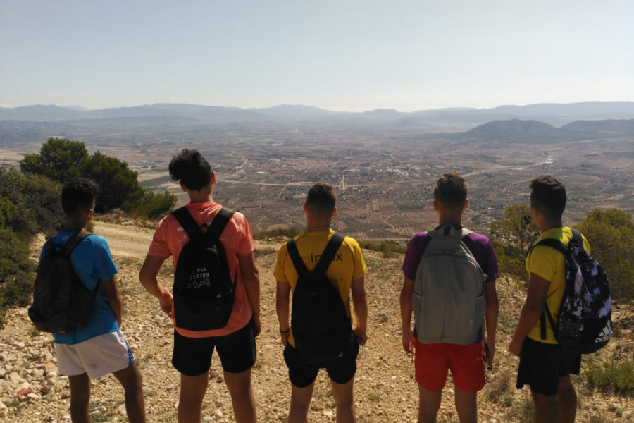 Los jóvenes atendidos en el centro de acogida ‘Alácera’ de Caudete (Albacete) llevan a cabo una ruta de senderismo en Sierra Oliva. Fundación Diagrama. Castilla- La Mancha 2019. 