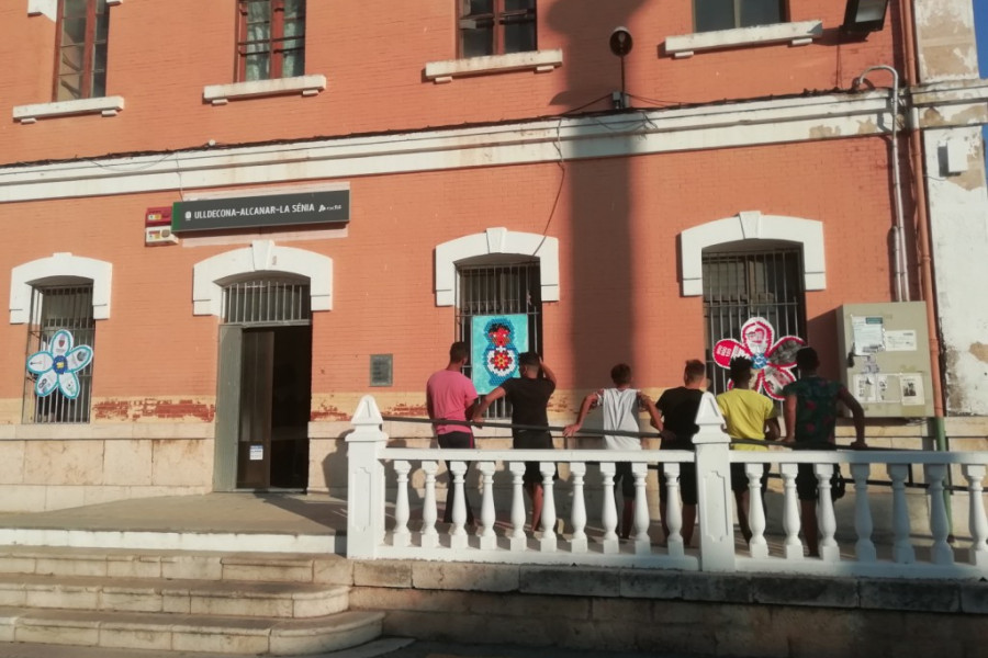 Los jóvenes atendidos en el centro de acogida ‘Ullals III’ de Ulldecona (Tarragona) colaboran en la organización de las fiestas Quinquennals 2019. Fundación Diagrama. Cataluña 2019.