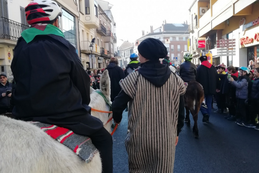 Los jóvenes atendidos en el centro ‘Al Amal’ de Puig-Reig (Barcelona) participan en las fiestas populares del municipio. Fundación Diagrama. Cataluña 2020. 