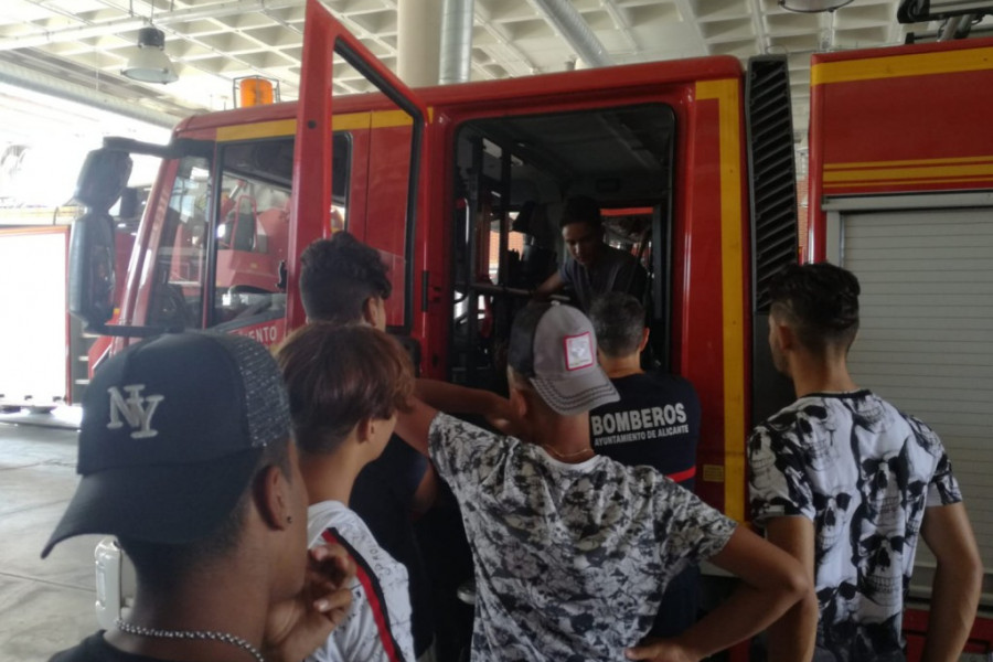 Los jóvenes atendidos en el centro ‘Benalúa’ de Alicante visitan el Parque de Bomberos de San Juan de la localidad. Fundación Diagrama. Comunidad Valenciana 2019. 