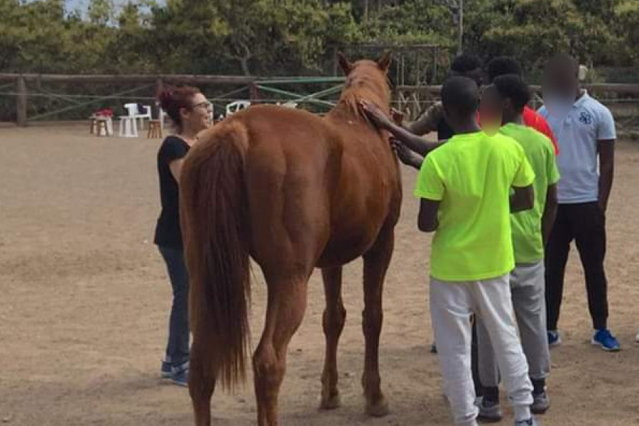 Las jóvenes atendidos en el centro ‘Cardones’ de Las Palmas de Gran Canaria descubren los beneficios de la equinoterapia. Fundación Diagrama 2019. 