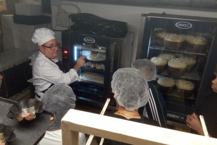 Los jóvenes atendidos en el centro de día ‘Levante’ de Alicante participan en una actividad culinario con el maestro pastelero Raúl Asencio. Fundación Diagrama. Comunidad Valenciana 2019. 