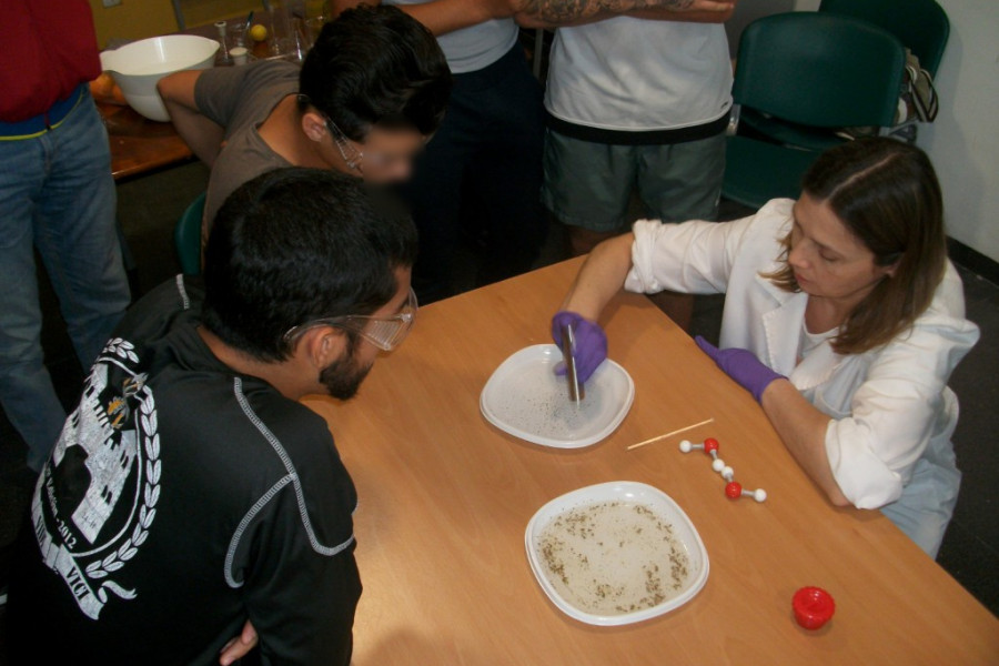 Los jóvenes atendidos en el centro educativo ‘Las Moreras’ de Murcia realizan un taller de ciencias. Fundación Diagrama 2019