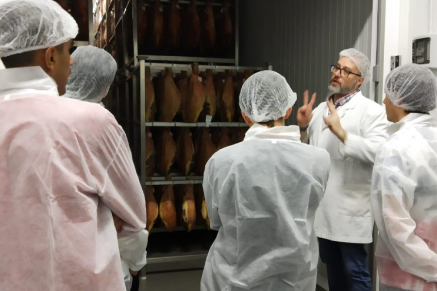Los jóvenes atendidos en el centro educativo ‘Virgen de Valvanera’ de Logroño visitan la fábrica de embutidos Martínez Somalo. Fundación Diagrama. La Rioja 2020. 