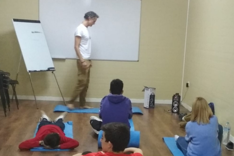 Los jóvenes atendidos en el centro ‘El Limonar’ de Alcalá de Guadaíra (Sevilla) descubren los beneficios del yoga y la meditación. Fundación Diagrama. Andalucía 2019. 