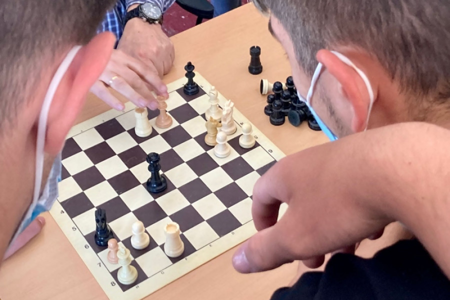 Los jóvenes atendidos en el centro ‘El Limonar’ de Alcalá de Guadaíra (Sevilla) asisten a una masterclass sobre ajedrez. Fundación Diagrama. Andalucía 2022