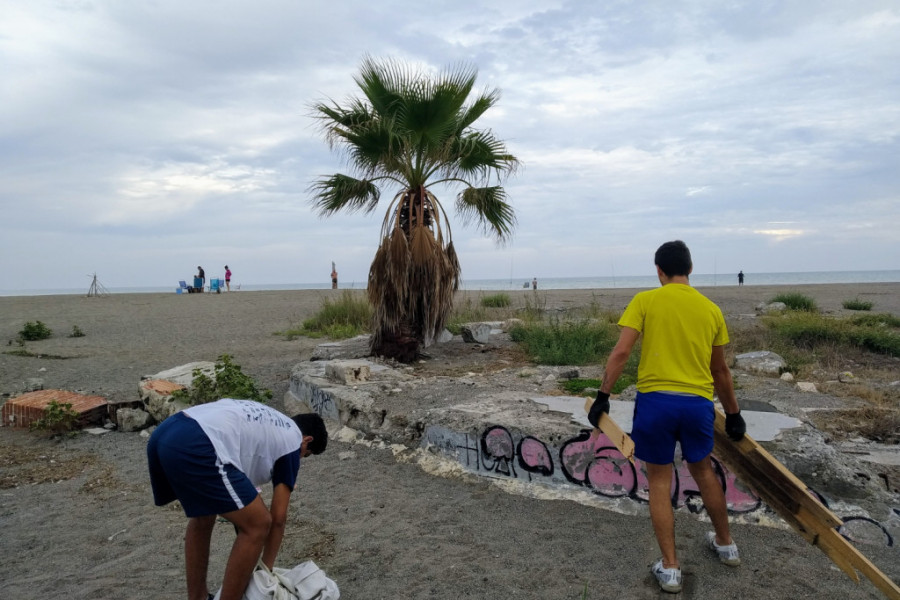 Los jóvenes atendidos en el centro de internamiento ‘Las Lagunillas’ de Jaén realizan un voluntariado medioambiental en la playa de Torremolinos. Fundación Diagrama. Andalucía 2019. 