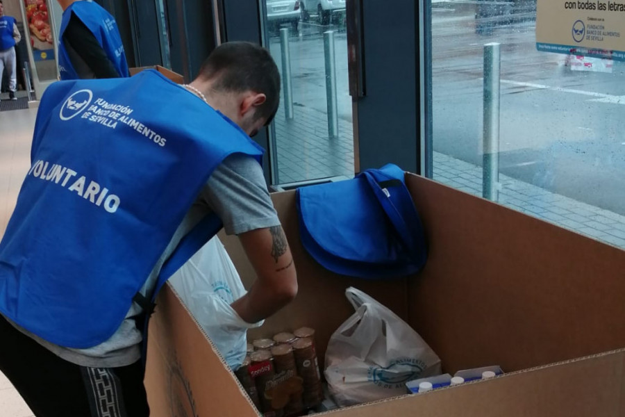 Los jóvenes del centro ‘Los Alcores’ y el Centro Terapéutico en Drogodependencias de Carmona (Sevilla) participan en una recogida de alimentos con fines sociales. Fundación Diagrama. Andalucía 2019. 