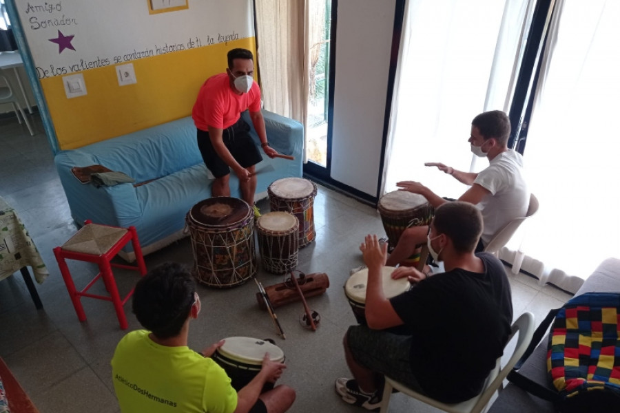 Jóvenes atendidos en el centro ‘La Jara’ de Alcalá de Guadaíra (Sevilla) adquieren conocimientos y habilidades sobre la percusión en un nuevo taller de musicoterapia