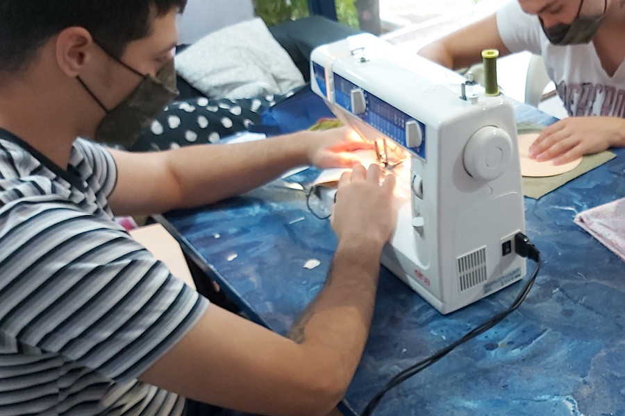 Jóvenes atendidos en el centro ‘La Jara’ de Alcalá de Guadaíra (Sevilla) llevan a cabo un taller de elaboración de mascarillas. Fundación Diagrama. Andalucía 2020. 