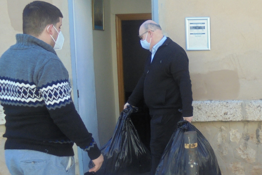 Los jóvenes atendidos en el centro ‘La Pobla’ de La Pobla de Vallbona (Valencia) participan en una colecta solidaria de ropa