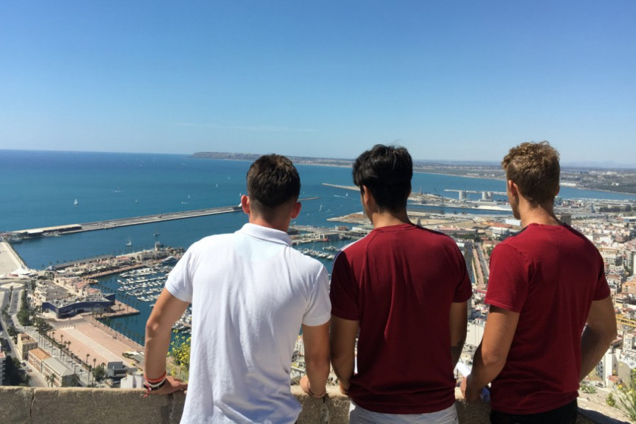 Los jóvenes atendidos en el centro ‘La Villa’ de Villena (Alicante) visitan el castillo de Santa Bárbara de la capital alicantina. Fundación Diagrama. Comunidad Valenciana 2019. 