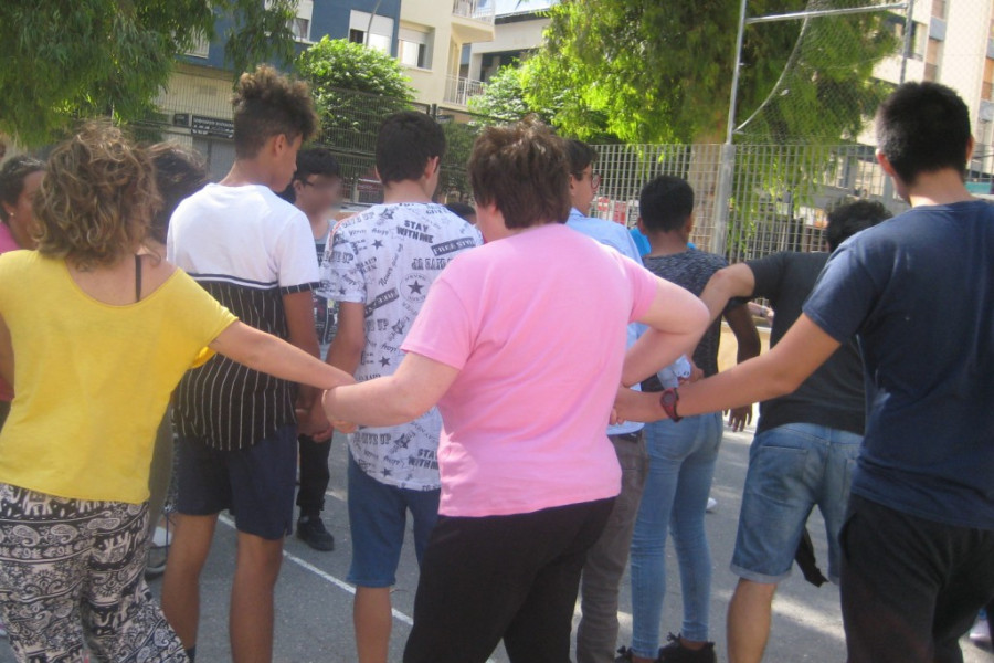 Jóvenes atendidos en el centro ‘Levante’ reciben la visita de profesionales y usuarios de la Asociación Somriu 