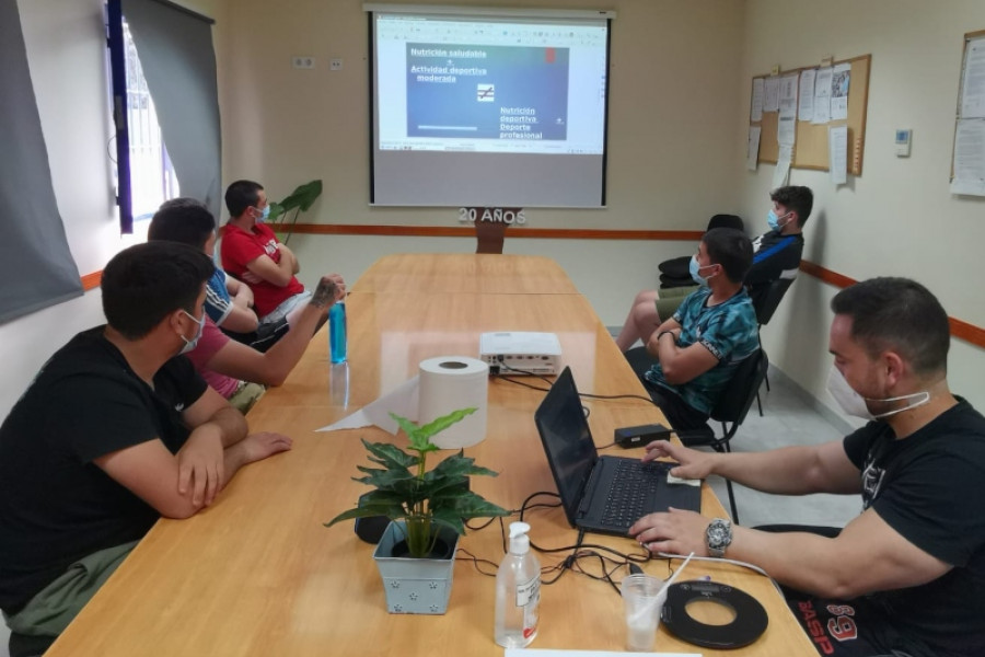 Los jóvenes atendidos en el centro ‘Los Alcores’ y el Centro Terapéutico de Carmona (Sevilla) completan un taller de alimentación saludable