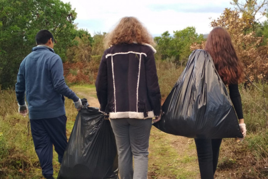 Los jóvenes atendidos en el centro ‘Montealegre’ de Ourense participan en una actividad de voluntariado medioambiental en las montañas de la ciudad. Fundación Diagrama. Galicia 2019. 