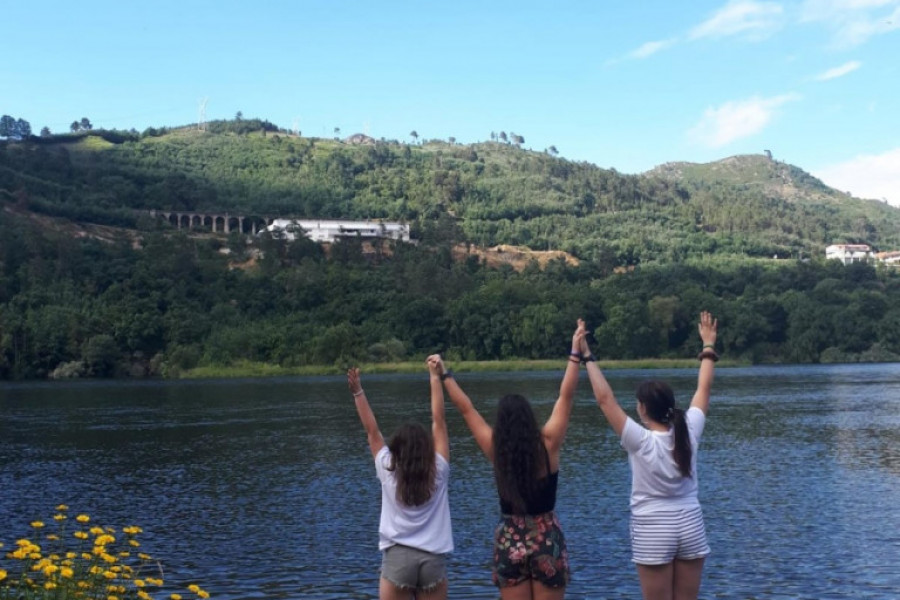 Los jóvenes atendidos en el centro ‘Montealegre’ de Ourense participan en una salida educativa a la localidad de Toén 