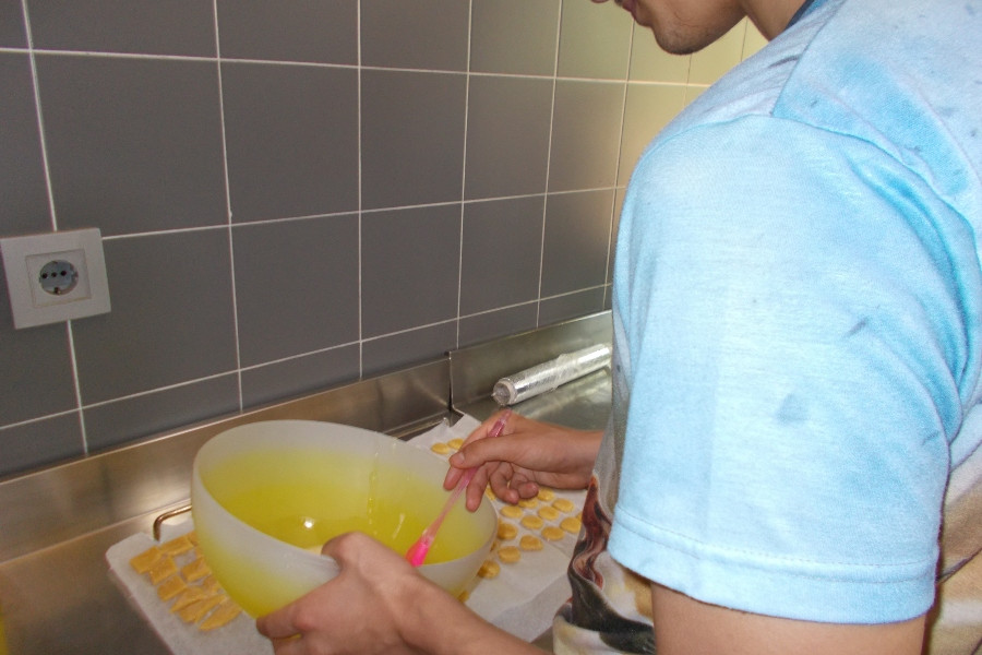 Los jóvenes atendidos en el centro ‘Montefiz’ de Ourense participan en un curso de operaciones básicas de pastelería y repostería. Fundación Diagrama. Galicia 2020. 