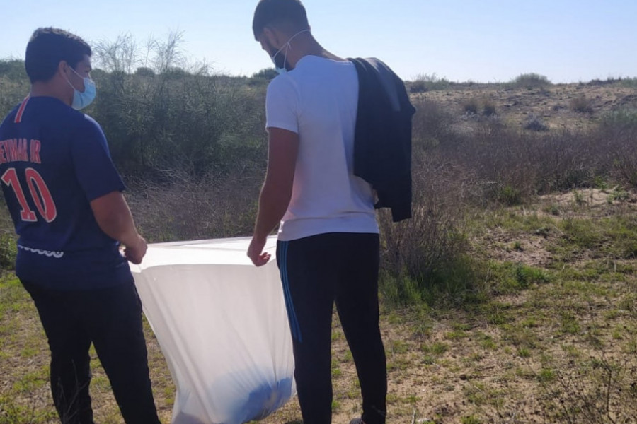 Los jóvenes atendidos en el centro ‘Odiel’ (Huelva) participan en una actividad de limpieza de residuos en la playa de El Espigón de la ciudad. Fundación Diagrama. Andalucía 2020. 