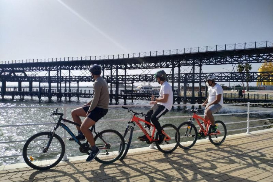 Los jóvenes atendidos en el centro ‘Odiel’ de Huelva recorren el muelle del Tinto en bicicleta