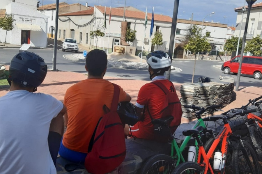 Los jóvenes atendidos en el centro ‘Odiel’ de Huelva participan en una ruta en bicicleta por las marismas del municipio. Fundación Diagrama. Andalucía 2020. 
