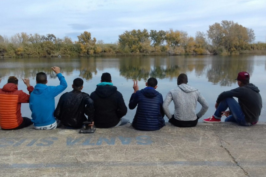 Los jóvenes atendidos en el centro de primera acogida ‘Terres de l’Ebre’ de Amposta visitan varias zonas características de la localidad. Fundación Diagrama 2017.