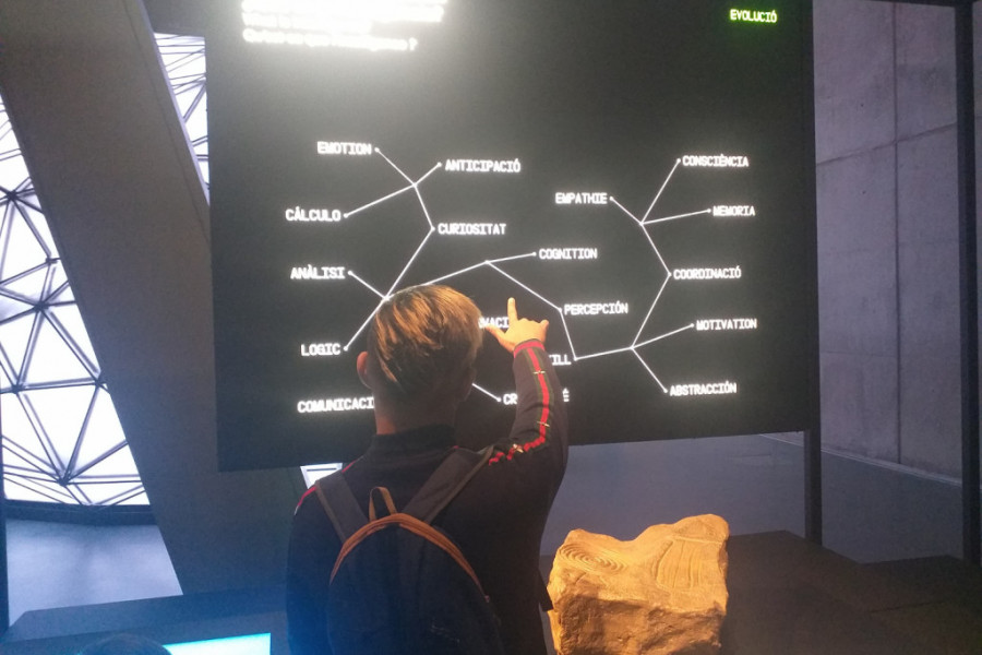 Jóvenes atendidos en distintos centros gestionados por Fundación Diagrama en Cataluña visitan el museo científico CosmoCaixa. 2019