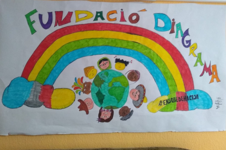 Los jóvenes atendidos en los cuatro Servicios de Primera Acogida y Atención Integral 'Ebre’ realizan conjuntamente un mural solidario. 'Ebre III'. Fundación Diagrama. Cataluña 2020.