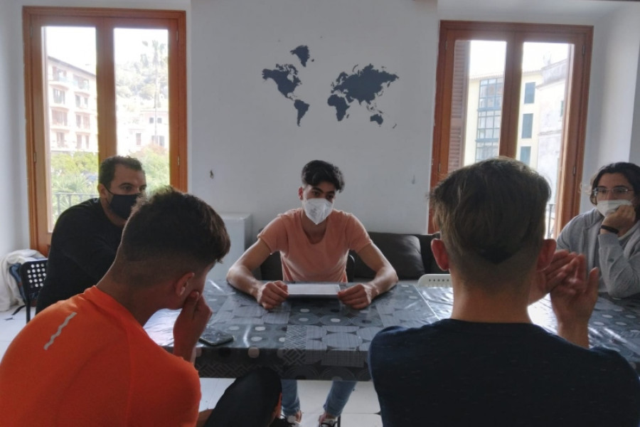 Los jóvenes atendidos en el Hogar ‘Els Cavallets II’ de Felanitx (Mallorca) reciben la visita de un antiguo usuario de Fundación Diagrama