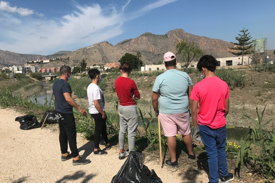 Jóvenes atendidos por Fundación Diagrama en la Comunidad Valenciana realizan voluntariado medioambiental en el río Segura