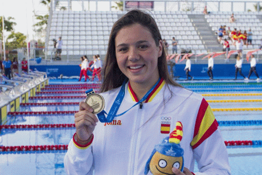 Los jóvenes atendidos en el Hogar de Acogida ‘Els Cavallets I’ de Felanitx (Mallorca) asisten a una videocharla de la nadadora Catalina Corró 