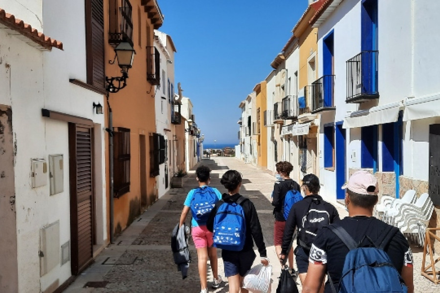 Los jóvenes atendidos en el hogar de acogida ‘La Magrana’ de Alicante disfrutan de una jornada de ocio cultural en la isla de Tabarca