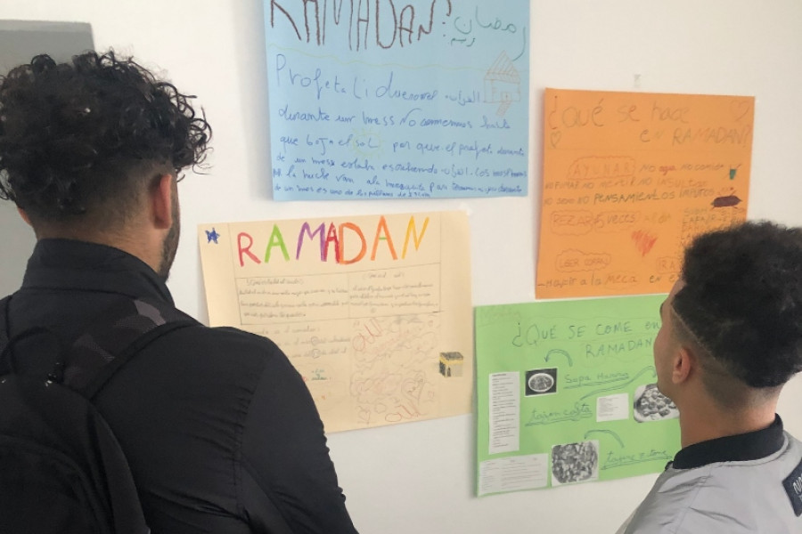 Los jóvenes atendidos en el Hogar de Acogida ‘Posidonia’ de Ibiza (Baleares) llevan a cabo un taller sobre el Ramadán