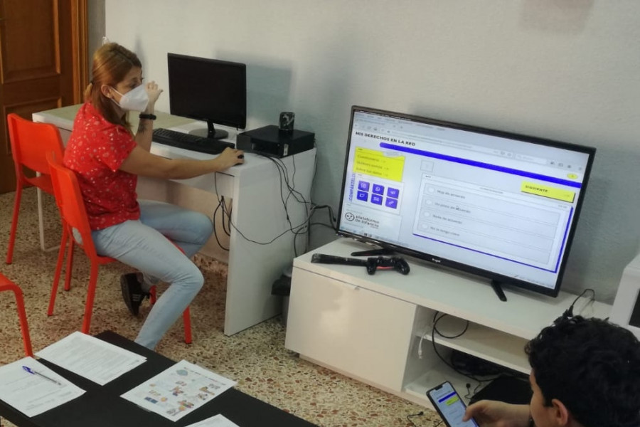 Los jóvenes atendidos en el Hogar ‘Benalúa’ de Alicante participan en una consulta online promovida por la Plataforma de Infancia