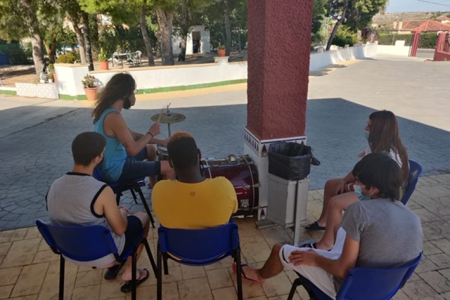 Los jóvenes atendidos en el hogar ‘Los Pinos’ en Molina de Segura (Murcia) participan en un taller de música. Fundación Diagrama 2020. 