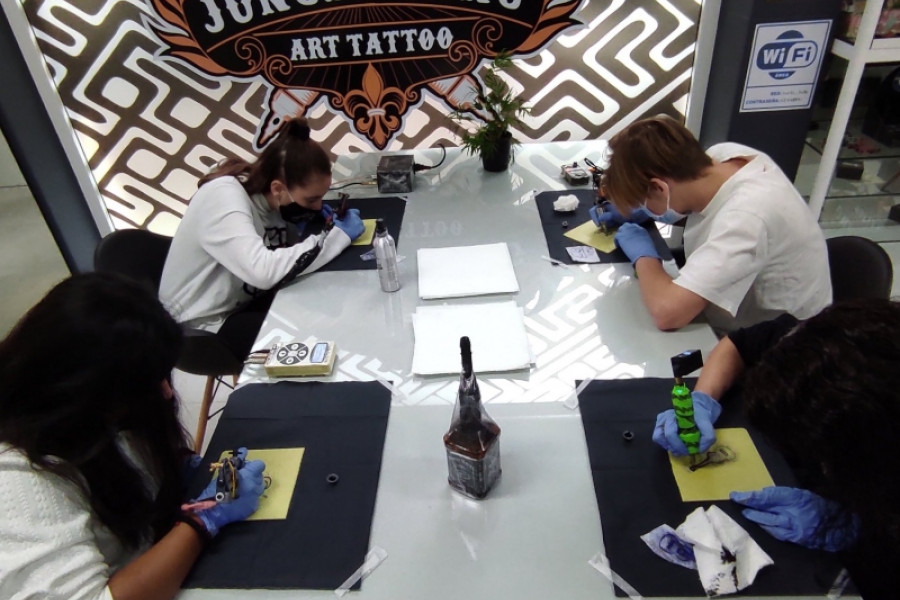 Los jóvenes atendidos en el Hogar ‘Oriola’ de Orihuela llevan a cabo un taller formativo en el sector profesional del tatuaje